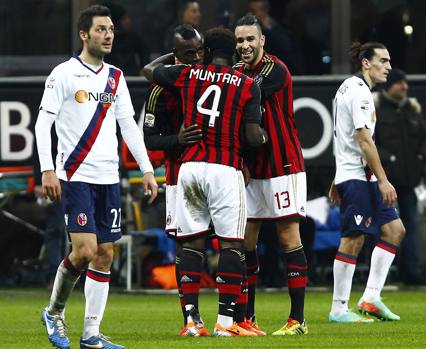 I primi ad abbracciare Balotelli sono Muntari e Rami. LaPresse